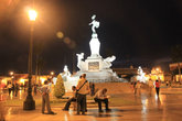Ночью на центральной площади Трухильо