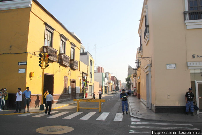 Узкая улочка в центре Трухильо, Перу