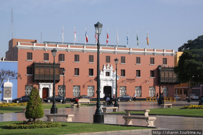 Здание на центральной площади Трухильо, Перу