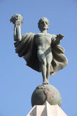 Фигура на вершине монумента