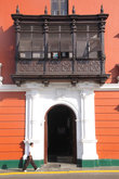 Типичный перуанский балкон — точно такие же можно увидеть в Лиме