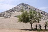 В окрестностях Трухильо пейзаж большей частью пустынный. В этой пустыне на склоне горы и построен храм Луны