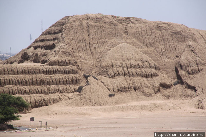 Эта гигантская полуразрушенная пирамида была храмом Солнца Трухильо, Перу