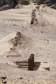 Стены были засыпаны песком и сейчас постепенно откапываются археологами
