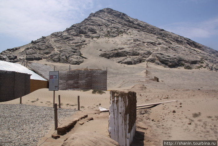 Храм Луны был расположен примерно на середине склона горы Трухильо, Перу