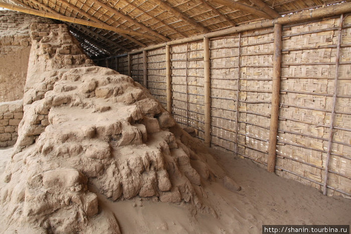 Раскопанные стены накрывают навесом. Трухильо, Перу