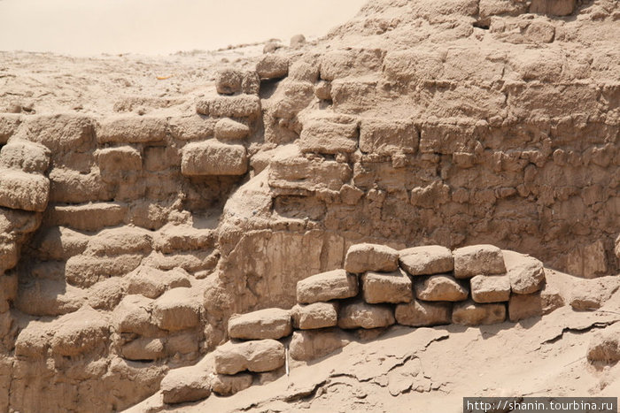 Полуразрушенная кирпичная стена Трухильо, Перу