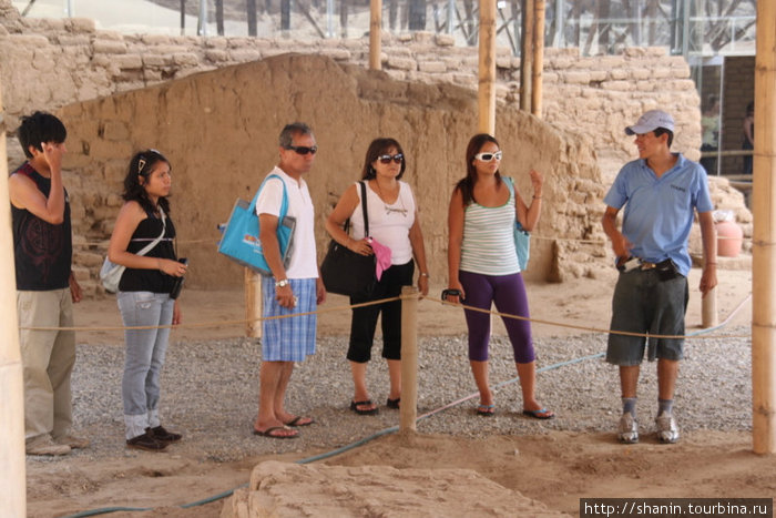 Туристы на экскурсии Трухильо, Перу
