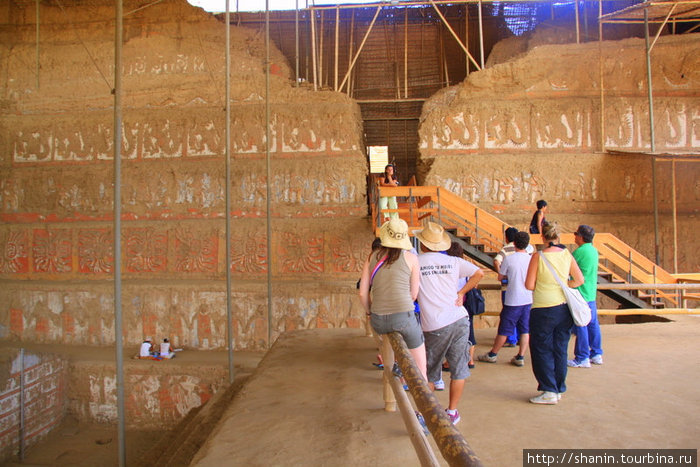 Туристы перед огромной стеной с фресками Трухильо, Перу