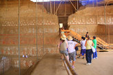 Туристы перед огромной стеной с фресками