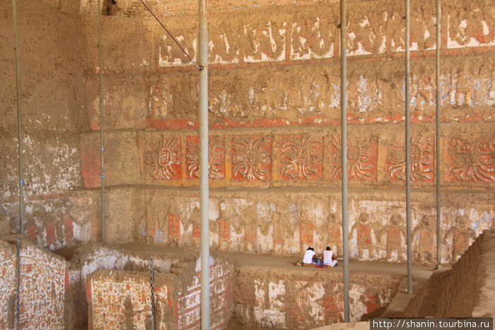 Стена с фресками Трухильо, Перу