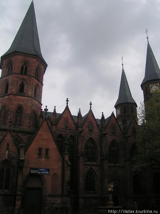 Внешний вид церкви. Из-за особенностей окрестной застройки не удалось впихнуть в кадр всё здание целиком Кайзерслаутерн, Германия