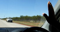 Машин мало. Одна в 10-15 минут. Поэтому водители приветствуют друг друга. И так во всём штате Western Australia, в котором живет всего 2 млн. человек.