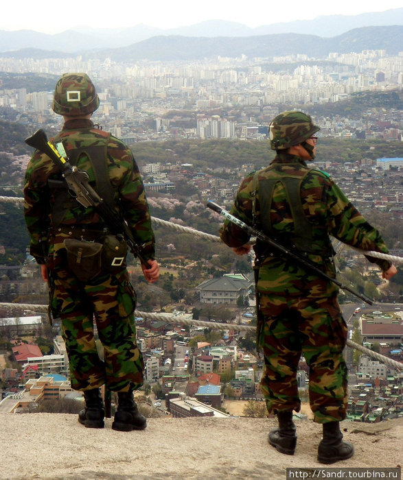 Корейские солдаты рядом с военной базой на одной из сеульских сопок. Сеул, Республика Корея