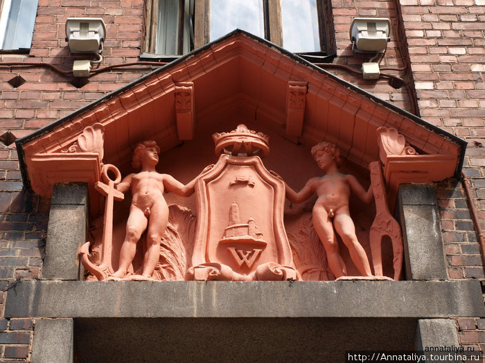 Терракотовые фигурки на фасаде здания банка Выборг, Россия