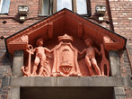 Терракотовые фигурки на фасаде здания банка