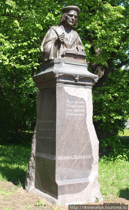 Памятник первому лютеранскому епископу Финляндии Микаэлю Агриколе рядом с церковью. Выборг, Россия