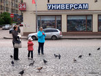 Красная площадь. Дети кормят голубей