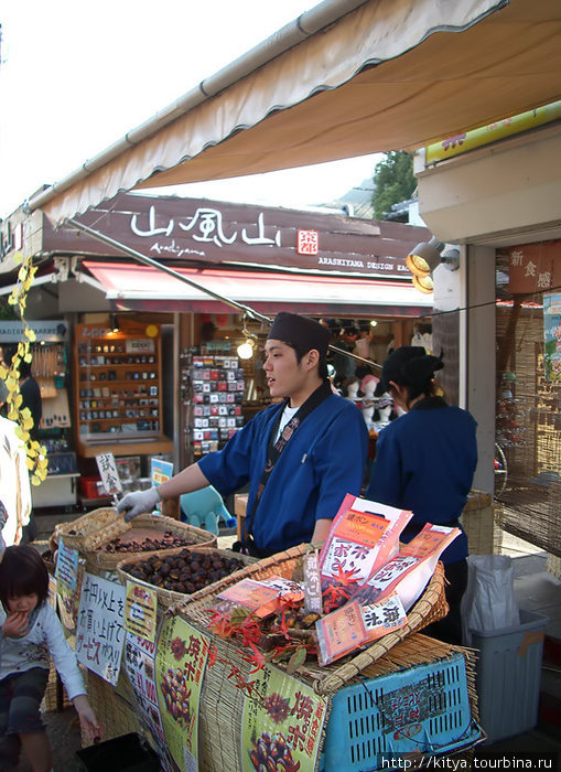 Продавец жареных каштанов Киото, Япония