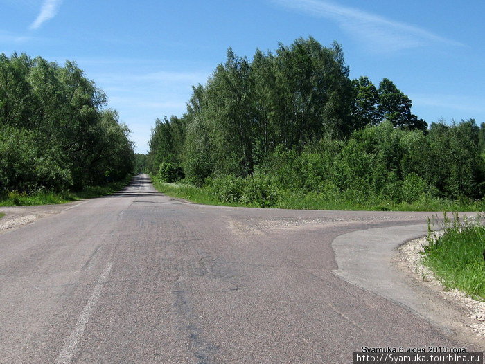 Прямо дорога пошла на Велегож, а вправо — на Поленово. Тульская область, Россия