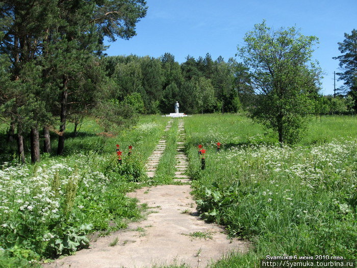 Справа у леса — памятник погибшим в войну... Тульская область, Россия