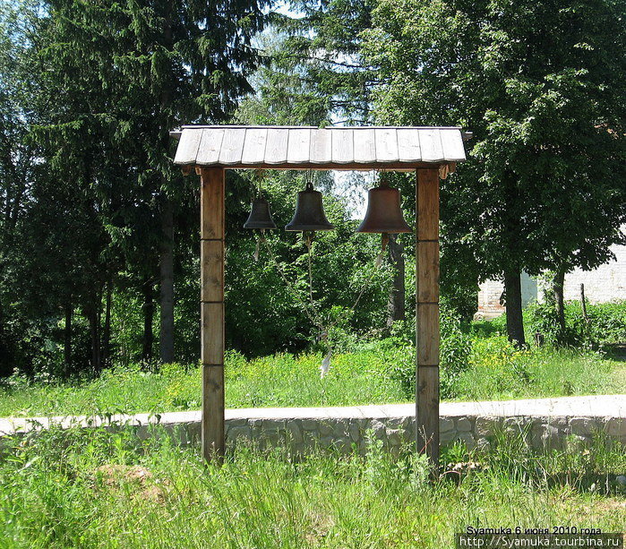 Рядом с церковью стоит колокольня с тремя колоколами. Тульская область, Россия