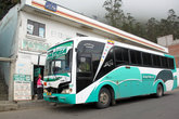 Автовокзала в Алауси нет, проходящие автобусы останавливаются у офиса автобусной компании на окраине города.