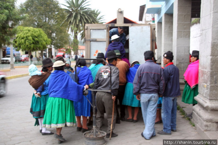 Идет посадка в грузовик Алауси, Эквадор