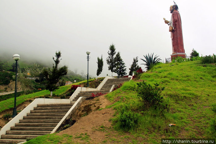 Лестница на холм со статуей Апостола Петра Алауси, Эквадор