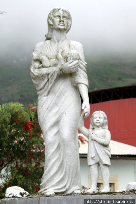 Мать и дитя. Если в эквадорском городе вы не видели памятника матери, значит, вы его просто не нашли! Алауси, Эквадор