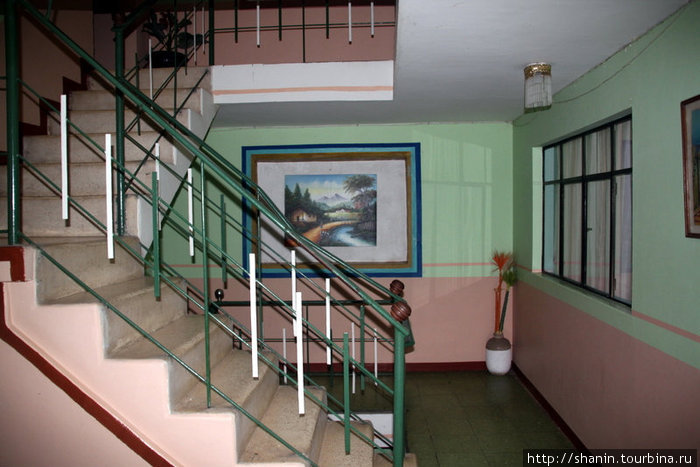 В коридоре гостиницы Европа в Алауси Алауси, Эквадор