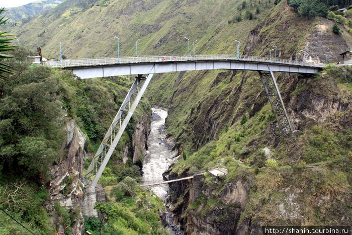 Новый мост и старый мост Баньос, Эквадор