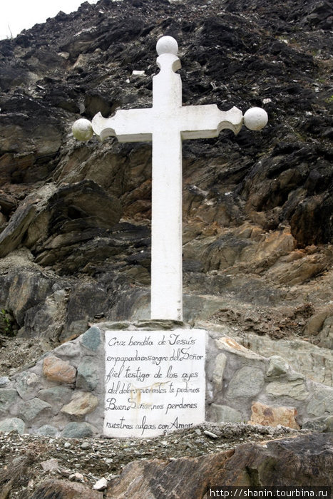 Крест на противоположном (от Баньоса) склоне каньона Баньос, Эквадор