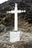 Крест на противоположном (от Баньоса) склоне каньона