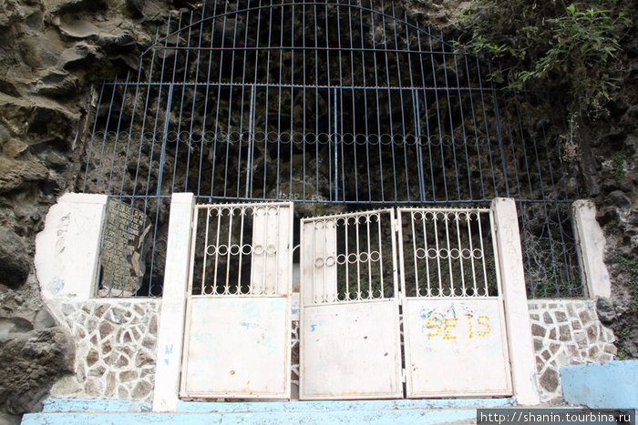 Алтарь в пешере защищен решетками, но все равно разграбили! Баньос, Эквадор