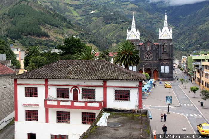 Вид на центральную площадь с крыши хостела Баньос, Эквадор