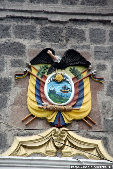 Герб Баньоса на здании муниципалитета Баньос, Эквадор