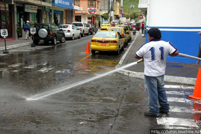 Улицы моют без шампуня, но тщательно Баньос, Эквадор