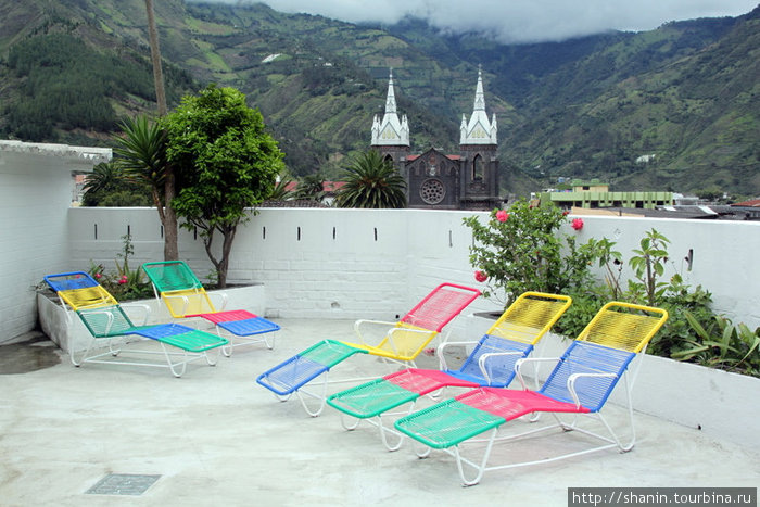 Лежаки на крыше хостела Баньос, Эквадор