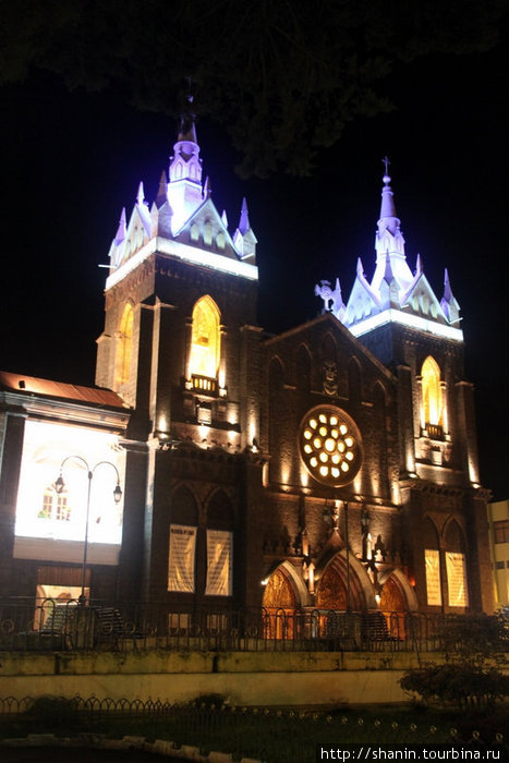Кафедральный собор ночью Баньос, Эквадор