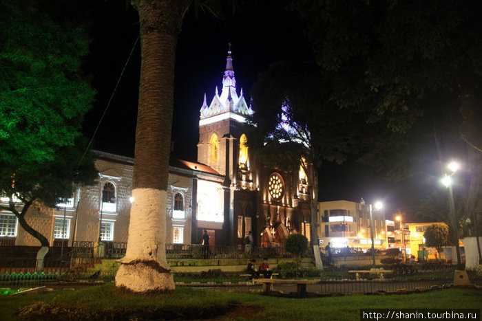 В парке перед кафедральным собором Баньос, Эквадор