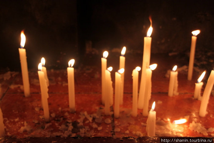 Горящие свечи в соборе Баньос, Эквадор