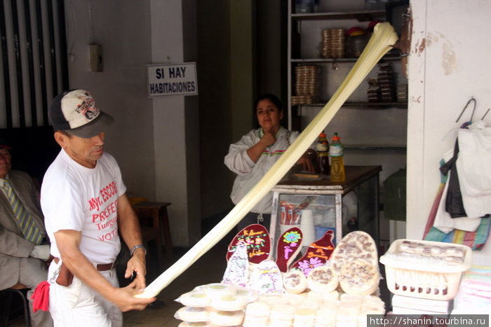 Сладости делают на глазах покупателей — прямо в магазине, где их и продают Баньос, Эквадор