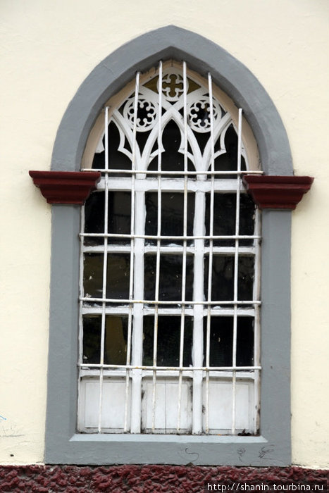 Окно в католической школе Баньос, Эквадор