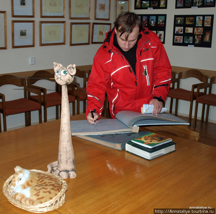 Антон заполняет книгу отзывов о музее Шауляй, Литва