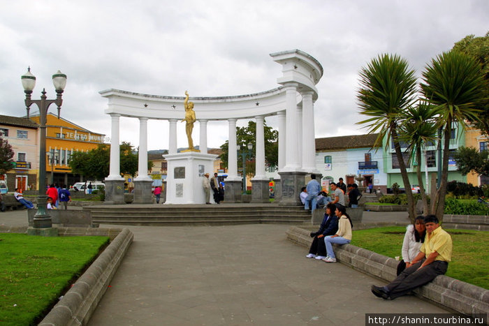 На центральной площади Провинция Имбабура, Эквадор