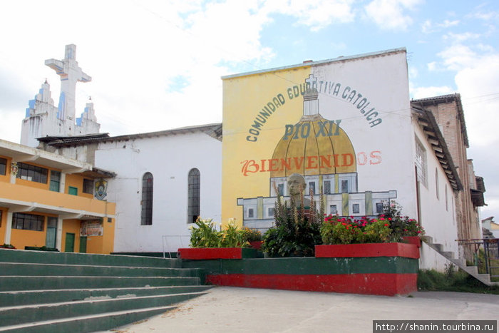 Католическая школа у церкви Провинция Имбабура, Эквадор