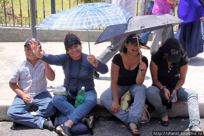 Всем привет — из-под зонтиков Кито, Эквадор