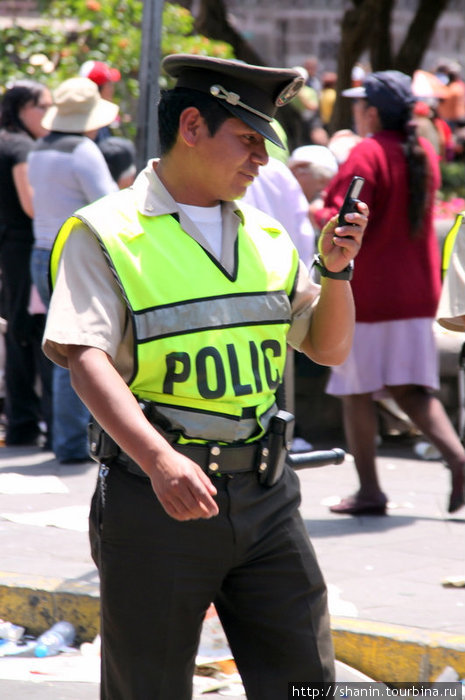 Полицейский с мобильником Кито, Эквадор