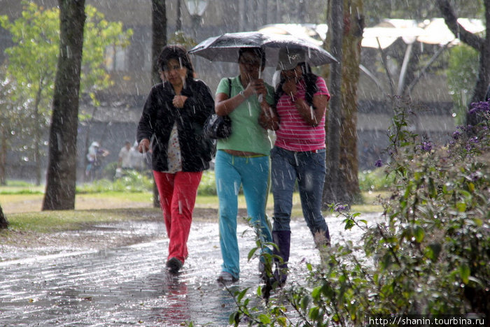 Неожиданный дождь застал врасплох Кито, Эквадор